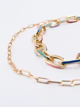 Collar dorado de doble cadena, una gruesa con eslabones grandes con detalles de color y otra fina con eslabones pequeños.