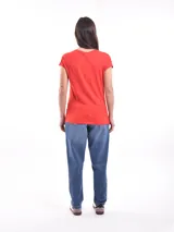 Remera negra de algodón con cuello en V y mangas cortas.