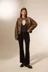 Chaqueta bomber con estampado animal print, cuello mao, cierre frontal y bolsillos con solapa.