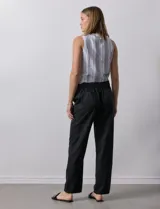 Pantalón verde claro de lino, marca Alex & Jordan. Tiene pretina ancha con lazo de ajuste y bolsillos verticales delanteros.