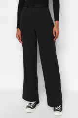 Pantalón palazzo negro de tiro alto con cinturón y corte holgado.