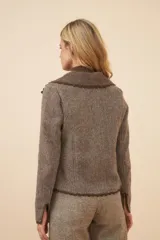 Chaqueta de corte recto color gris claro con cuello solapa y mangas transformables a 3/4, sin forro.