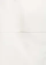 Mono largo blanco, strapless, de corte recto y con aberturas en el bajo. Cierre de cremallera en la parte posterior y forro interior.