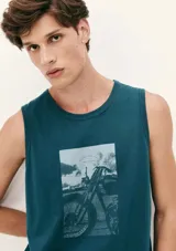 Musculosa celeste con estampa geométrica en el pecho.