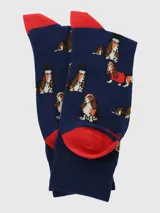 Calcetines largos de color azul marino con estampado de perros Basset Hound en diversas poses y atuendos (con sombrero, con abrigo rojo, con moño). El talón y la punta son de color rojo.