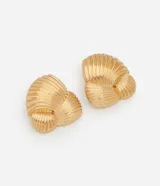 Par de caravanas tipo botón, con diseño de nudo retorcido que simula un efecto espiral con ondas. Acabado pulido en tono dorado claro (light gold).