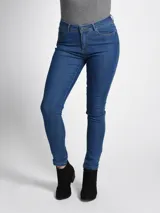 Pantalón chupín de jean color azul claro.