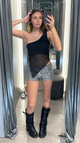 Short plateado de lentejuelas de tiro bajo.