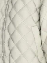 Campera bomber color blanco, acolchada con patrón de rombos, cuello, puños y ruedo acanalados, cierre frontal con cremallera y logo de la marca en el pecho.