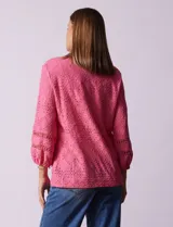 Blusa de broderie color blanco, de mangas largas con puños elásticos.