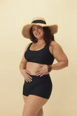 Short de baño negro de tiro alto.