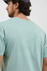 Remera verde de algodón, de corte recto y manga corta.