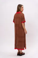 Vestido midi tejido de punto color marrón con cuello polo y detalles en rojo.