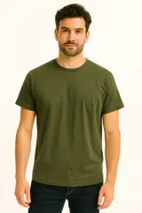 Remera verde militar de algodón, manga corta, corte holgado y cuello redondo.