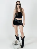 Minifalda tubo tiro bajo de tela opaca y texturada, color negro.