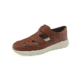 Zapato marrón de cuero con perforaciones y ajuste con velcro.