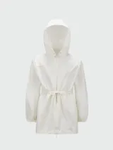 Chaqueta impermeable Moncler modelo Filira, color gris claro, con capucha, cierre frontal con cremallera y cordón ajustable en la cintura.