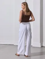 Pantalón blanco de corte ancho con cintura elastizada y cordón ajustable.