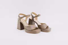 Sandalias de cuero color peltre con plataforma y pulsera al tobillo. Taco cuadrado de 9 cm de altura.