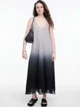 Vestido largo sin mangas con escote en V y diseño degradado de gris a negro.