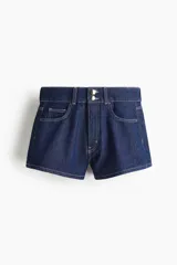 Short de jean azul oscuro, tiro alto, con cierre y doble botón metálico dorado. Presenta corte holgado y costuras visibles en hilo contrastante claro.