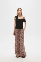 Pantalón ancho de poliéster y viscosa con estampado multicolor y calce alto.