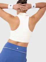 Top deportivo negro con cuello polo y corte cropped.