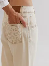 Pantalón de jean celeste con efecto batik, corte recto y terminación desflecada.