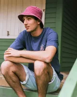 Gorro tipo bucket color borgoña con logo bordado al frente.