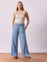 Pantalón celeste de lyocell, marca Zac & Rachel, con pretina ancha elastizada y corte wide leg.