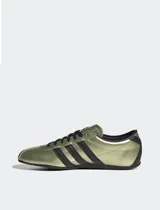 Zapatillas Adidas Tokyo doradas con detalles en negro, de cuero suave y silueta de perfil bajo.