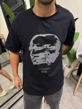 Remera negra de algodón con estampado de una cara distorsionada en gris y texto "FUTUREPROOF" en el frente.