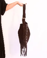 Bandolera de cuero color beige con flecos y tachas plateadas.