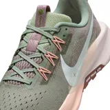 Championes de running Nike Reactx Pegasus Trail 5 para mujer, color verde oliva con detalles en rosa y blanco.