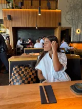 Bolso tote de cuero trenzado a mano, forrado por dentro. Presenta un patrón de cuadros grandes en tonos marrón oscuro y celeste/azul claro.