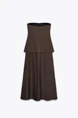 Vestido midi marrón confeccionado en hilatura 24% de lino. Escote recto y hombros descubiertos. Cierre en espalda con cremallera oculta en costura.