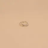Anillo de plata 925 con diseño de corazones.