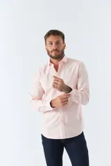 Camisa estampada para hombre, corte slim, manga larga, logo bordado y cartera con botones.