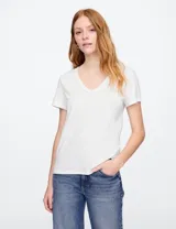 Remera blanca de algodón con cuello en V y mangas cortas.