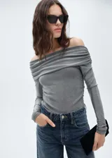 Top gris de lúrex con diseño off-shoulder, hombros descubiertos, mangas largas y detalles drapeados.