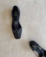 Mocasín de cuero vacuno color verde oscuro, con tira sobre el empeine y hebilla dorada.