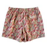 Short de baño para hombre con estampado de hojas en tonos rojo, verde y celeste. Tiene elástico en la cintura, cordón ajustable, tres bolsillos y mesh interior hipoalergénico.