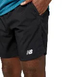 Short deportivo negro con cintura elástica y logo de New Balance estampado en la pierna izquierda.