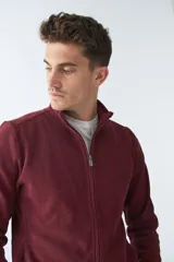 Campera marrón de algodón con cierre frontal, cuello alto, bolsillos laterales, puños y logo bordado en el pecho.