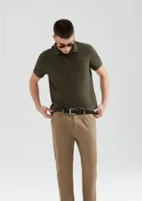 Camiseta tipo polo de manga corta, color azul oscuro, con cuello y tapeta de dos botones.