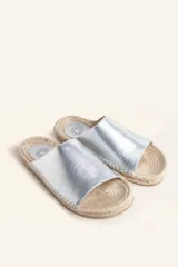 Sandalias plateadas de cuero con base de yute natural y suela de goma.