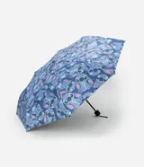 Paraguas plegable de color azul con estampado integral del personaje Stitch de Disney. Confeccionado en poliéster con estructura de hierro y mango de polipropileno. Incluye funda protectora.