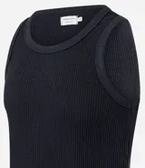 Musculosa de hombre color beige, de corte regular, confeccionada en tejido flamê texturizado.