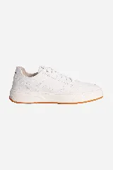 Zapatillas urbanas de cuero color blanco con suela de goma color caramelo y logo en etiqueta de cuero en la lengüeta.