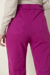 Pantalón recto fucsia, confeccionado en algodón y spandex italiano, con cuatro bolsillos.